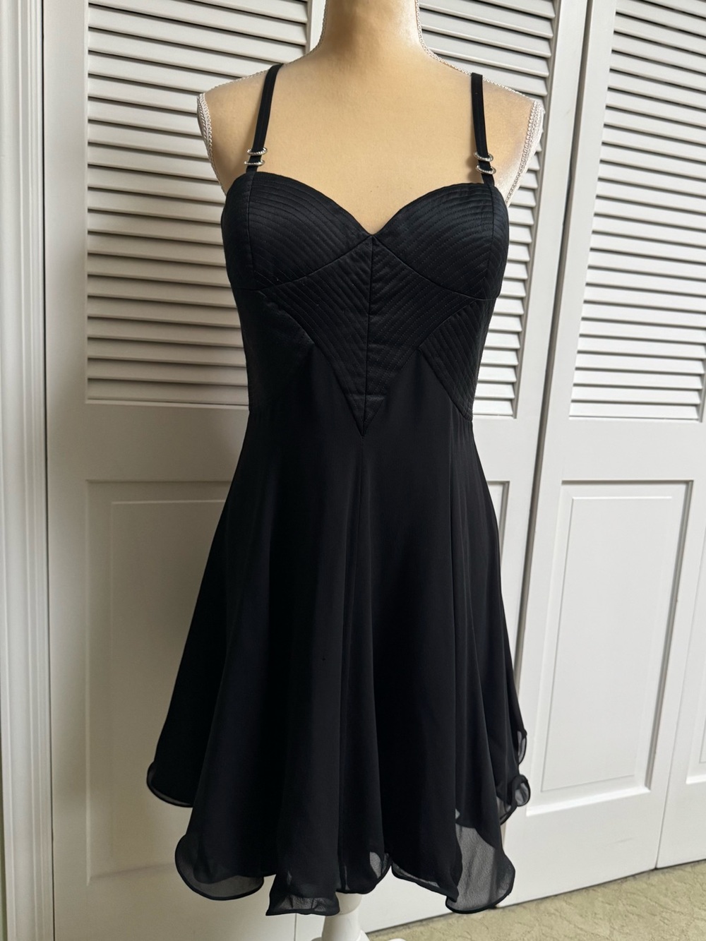 Black Vintage Sweetheart Neck Mini Dress size 8/10 w/fluted flare bottom